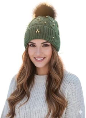 قبعة شتوية نسائية - حياكة كابل أنيقة مع زينة خرز وكرة من الفرو الصناعي - قبعة مريحة وأنيقة ودافئة