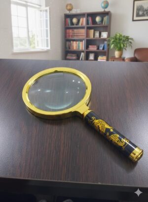 اكتشف العالم بجودة عالية مع لمسة من الأناقة الكلاسيكية. هذه العدسة المكبرة أكثر من مجرد أداة بصرية؛ إنها تحفة فنية 90 مم