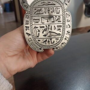 تمثال خنفساء جعران معدني عتيق مزخرف مع رجل بدوي وجمل - ديكور مصري عربي مزخرف مرصع بالكريستال الأحمر