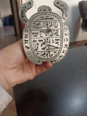 تمثال خنفساء جعران معدني عتيق مزخرف مع رجل بدوي وجمل - ديكور مصري عربي مزخرف مرصع بالكريستال الأحمر