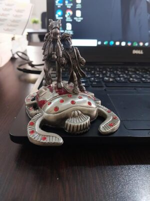 تمثال خنفساء جعران معدني عتيق مزخرف مع رجل بدوي وجمل - ديكور مصري عربي مزخرف مرصع بالكريستال الأحمر