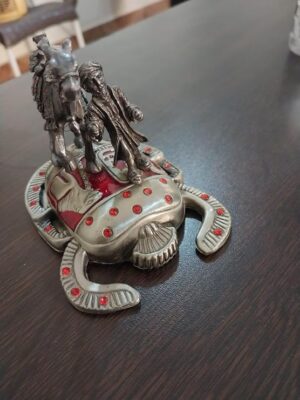 تمثال خنفساء جعران معدني عتيق مزخرف مع رجل بدوي وجمل - ديكور مصري عربي مزخرف مرصع بالكريستال الأحمر