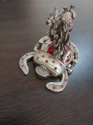 تمثال خنفساء جعران معدني عتيق مزخرف مع رجل بدوي وجمل - ديكور مصري عربي مزخرف مرصع بالكريستال الأحمر