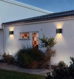 مصباح جداري عصري LED أسود دافئ بإضاءة دافئة 6 واط، برأسين، إضاءة علوية وسفلية، مناسب للحدائق، مقاس 16.5 × 7.5