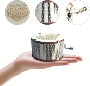 صندوق موسيقي دائري "لا أستطيع منع نفسي من الوقوع في الحب"، يعمل باليد، مصنوع من الخشب المحفور بتصميم عتيق