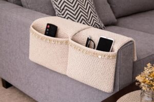 منظم مسند ذراع أريكة كروشيه يدوي فاخر - حامل أنيق لجهاز التحكم عن بعد مزين باللؤلؤ - غطاء مسند ذراع أريكة مزخرف وحامل لغرفة المعيشة، مقاس 40 × 34