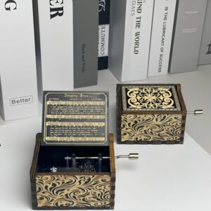 صندوق موسيقي يدوي، صندوق موسيقي خشبي "أمايزينج جريس" مع كلمات محفورة، تصميم كلاسيكي، خشب بني، 6.3 × 5 × 3.8 سم، لا يحتاج إلى بطارية