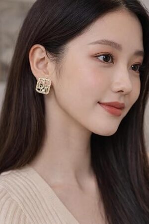 أقراط مربعة أنيقة للنساء، تتميز بتصميم حرف DR الأنيق، ومزينة بأحجار براقة لإطلالة فاخرة وعصرية. مصنوعة من مواد عالية الجودة