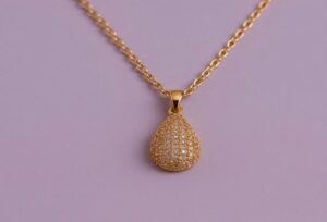 قلادة رقيقة مطلية بالذهب على شكل دمعة - 24 سم، تصميم قصير