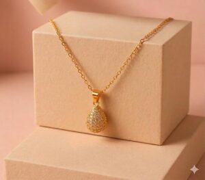 قلادة رقيقة مطلية بالذهب على شكل دمعة - 24 سم، تصميم قصير