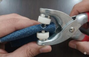 طقم أدوات تركيب أزرار الكبس المعدنية - طقم كماشة احترافية لتركيب الحلقات المعدنية مع 100 مجموعة من أزرار الكبس ذات الشوكة - أداة كبس شديدة التحمل للملابس، وملابس الأطفال، والأعمال اليدوية