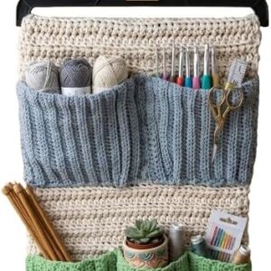 منظم حائط معلق للكروشيه مصنوع يدويًا - حامل متعدد الجيوب للخيوط والإكسسوارات - وحدة تخزين ديكورية من 3 طبقات لغرف الحرف اليدوية - أزرق، أخضر، وكريمي - 60 × 40 سم