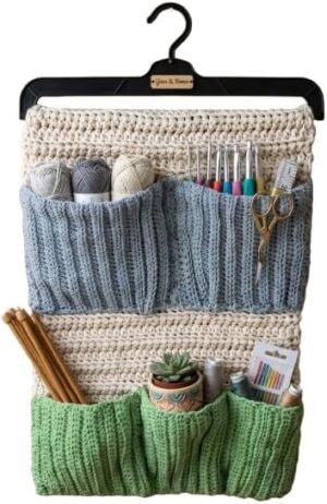 منظم حائط معلق للكروشيه مصنوع يدويًا - حامل متعدد الجيوب للخيوط والإكسسوارات - وحدة تخزين ديكورية من 3 طبقات لغرف الحرف اليدوية - أزرق، أخضر، وكريمي - 60 × 40 سم