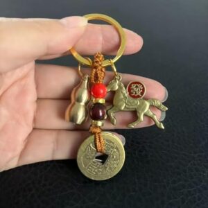 سلسلة مفاتيح فنغ شوي على الطراز الصيني مع حصان الأبراج، وخمس عملات إمبراطور، وقرعة نحاسية، وزينة لجلب البركة والثروة، هدية