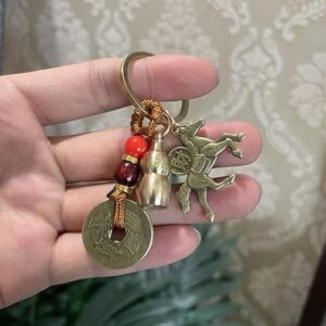 سلسلة مفاتيح فنغ شوي على الطراز الصيني مع حصان الأبراج، وخمس عملات إمبراطور، وقرعة نحاسية، وزينة لجلب البركة والثروة، هدية