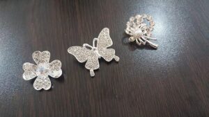 طقم بروش كريستالي أنيق (3 قطع) - إكسسوارات بروش متلألئة على شكل فراشة وزهرة ولؤلؤة للنساء - مثالي للفساتين والأوشحة والملابس الرسمية