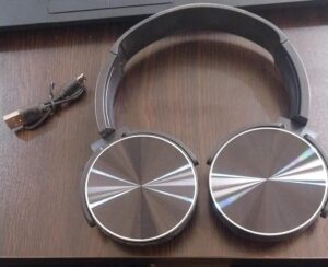 سماعات رأس لاسلكية عالية الدقة، مصممة لعشاق الموسيقى الذين يبحثون عن الأناقة والجودة. تتميز بتصميم أنيق وبسيط مع هيكل معدني مصقول.