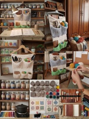 منظم حائط معلق للكروشيه مصنوع يدويًا - حامل متعدد الجيوب للخيوط والإكسسوارات - وحدة تخزين ديكورية من 3 طبقات لغرف الحرف اليدوية - أزرق، أخضر، وكريمي - 60 × 40 سم