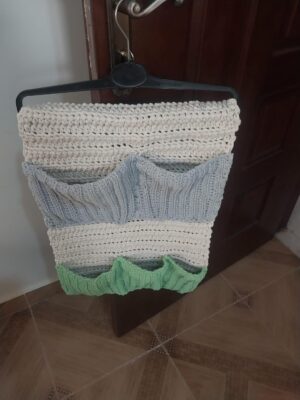 منظم حائط معلق للكروشيه مصنوع يدويًا - حامل متعدد الجيوب للخيوط والإكسسوارات - وحدة تخزين ديكورية من 3 طبقات لغرف الحرف اليدوية - أزرق، أخضر، وكريمي - 60 × 40 سم