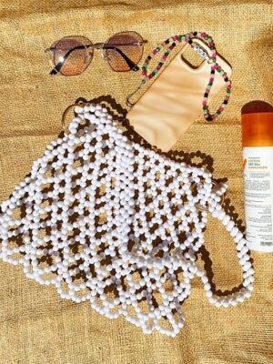 حقيبة كروسبودي مطرزة يدوياً للنساء - محفظة أنيقة من اللؤلؤ المنسوج - حقيبة كتف شبكية أنيقة للصيف والشاطئ وحفلات السهرة. الطول الإجمالي: 55 سم، العرض: 27 سم