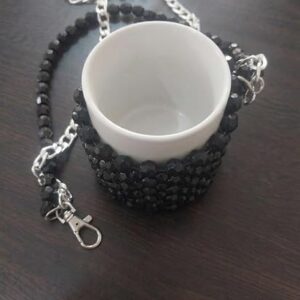 حزام خصر بتصميم متعدد الطبقات، مزين بخرز اللؤلؤ الصناعي وسلاسل، ومزود بمشبك إغلاق (قفل مخلبي).