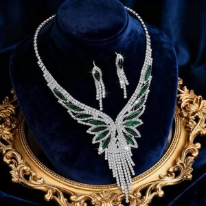 طقم مجوهرات مكون من قلادة وأقراط مرصعة بأحجار الراين على شكل جناح، باللون الأخضر الزمردي والفضي، مع قلادة بشرابة كريستالية، مناسب لحفلات الزفاف والمناسبات الرسمية.