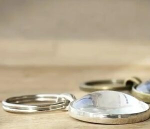 31Gf7G4+SmL._AC_ ميدالية مفاتيح من سبيكة معدنية تحمل نقش "آية الكرسي" بخط عربي أنيق، مع حلقة مفاتيح من الفولاذ المقاوم للصدأ باللون الأسود.