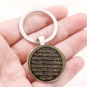 41M2ySsWONL._AC_ ميدالية مفاتيح من سبيكة معدنية تحمل نقش "آية الكرسي" بخط عربي أنيق، مع حلقة مفاتيح من الفولاذ المقاوم للصدأ باللون الأسود.