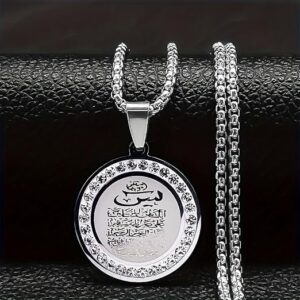 61BofcO6xlL._AC_SX522_ قلادة بقلادة دائرية تحمل لفظ الجلالة "الله" (قطعة واحدة)، مصنوعة من الفولاذ المقاوم للصدأ ومزينة بإطار من أحجار الكريستال (الراينستون)؛ قطر القلادة 25 مم، طول السلسلة 60 سم، متوفرة باللونين الفضي والذهبي.