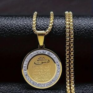 71EZR8w-lFL._AC_SX522_ قلادة بقلادة دائرية تحمل لفظ الجلالة "الله" (قطعة واحدة)، مصنوعة من الفولاذ المقاوم للصدأ ومزينة بإطار من أحجار الكريستال (الراينستون)؛ قطر القلادة 25 مم، طول السلسلة 60 سم، متوفرة باللونين الفضي والذهبي.