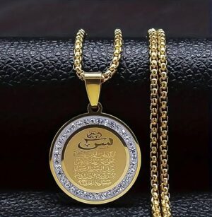 71EZR8w-lFL._AC_SX522_ قلادة بقلادة دائرية تحمل لفظ الجلالة "الله" (قطعة واحدة)، مصنوعة من الفولاذ المقاوم للصدأ ومزينة بإطار من أحجار الكريستال (الراينستون)؛ قطر القلادة 25 مم، طول السلسلة 60 سم، متوفرة باللونين الفضي والذهبي.